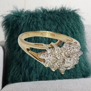 Elegant Gold Diamond Cluster Ring